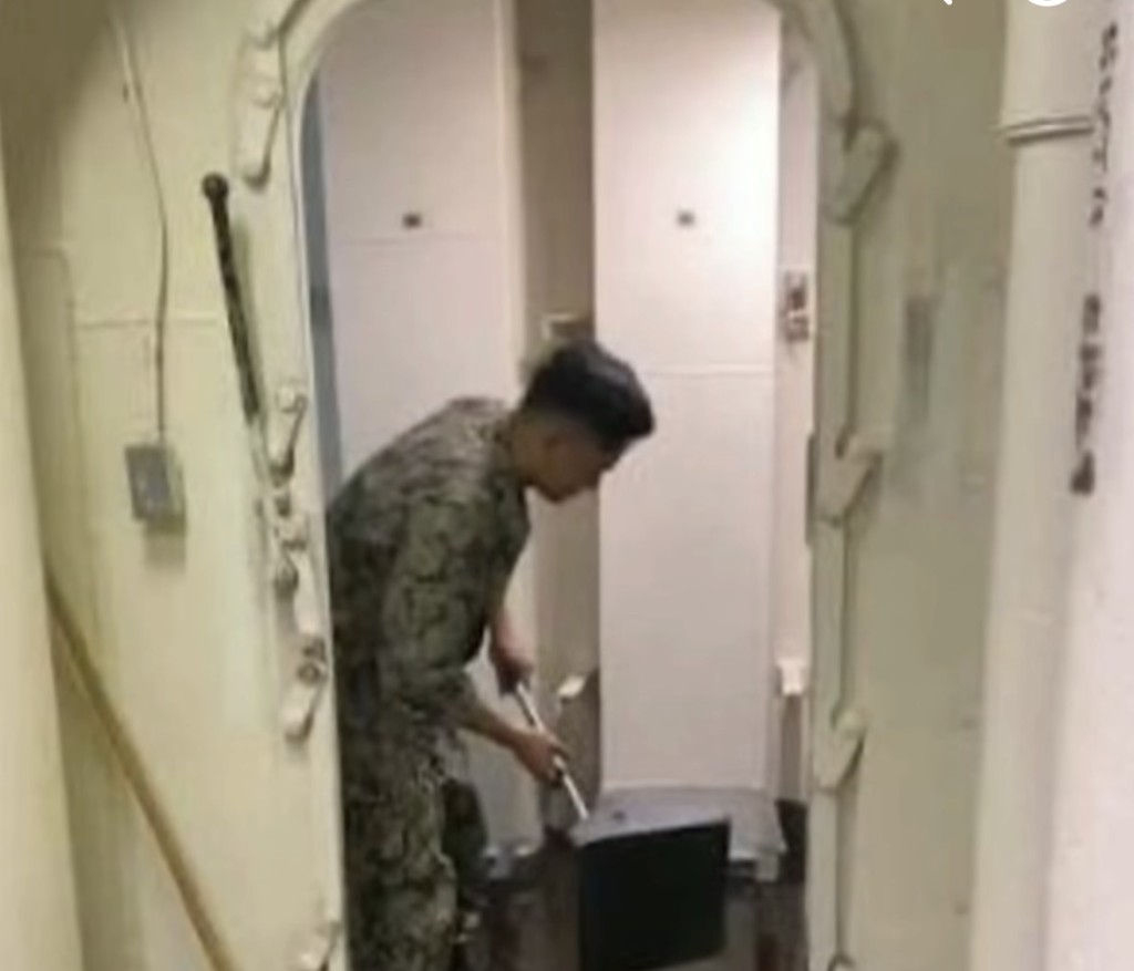 士兵拿着工具清理「黃金海」。(Facebook@美式河蟹館)