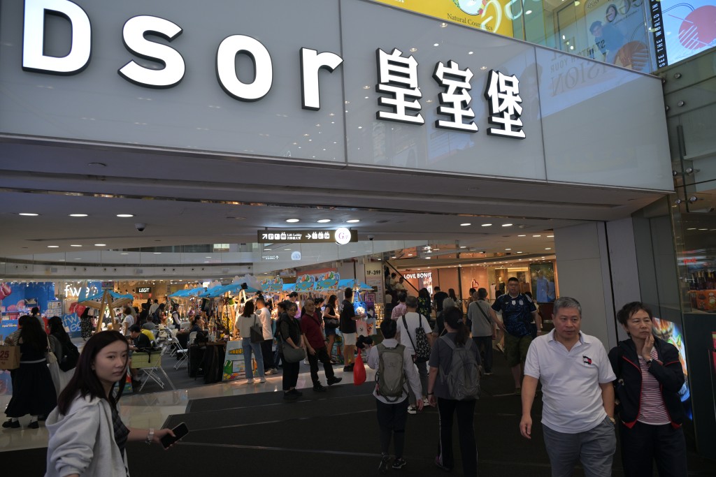 皇室堡商場同樣人頭湧現。 皇室堡商場同樣人頭湧現。