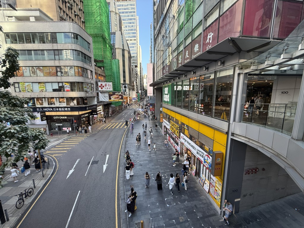 中環皇后大道中,不論街頭或街尾(見圓),均聚集人流。 中環皇后大道中,不論街頭或街尾(見圓),均聚集人流。