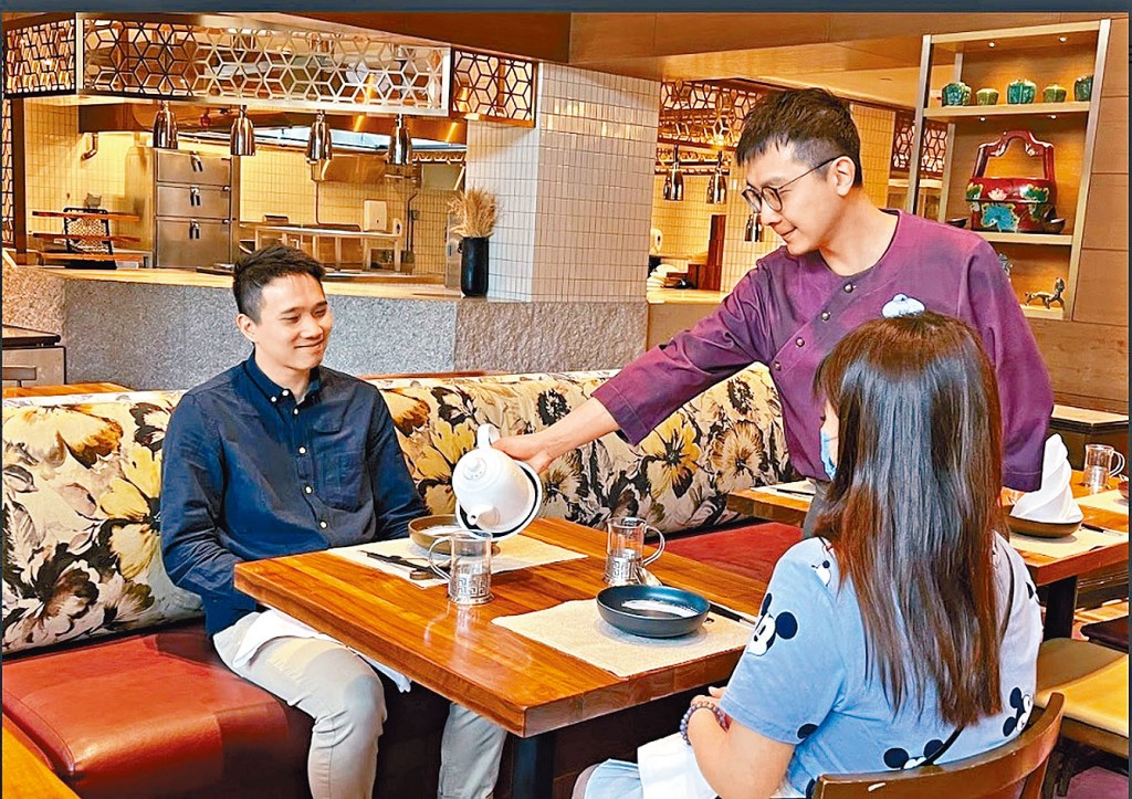 香港迪士尼樂園為旗下3家酒店招聘約400人,主要是房務員、前台接待員、餐廳款待員及廚師等。