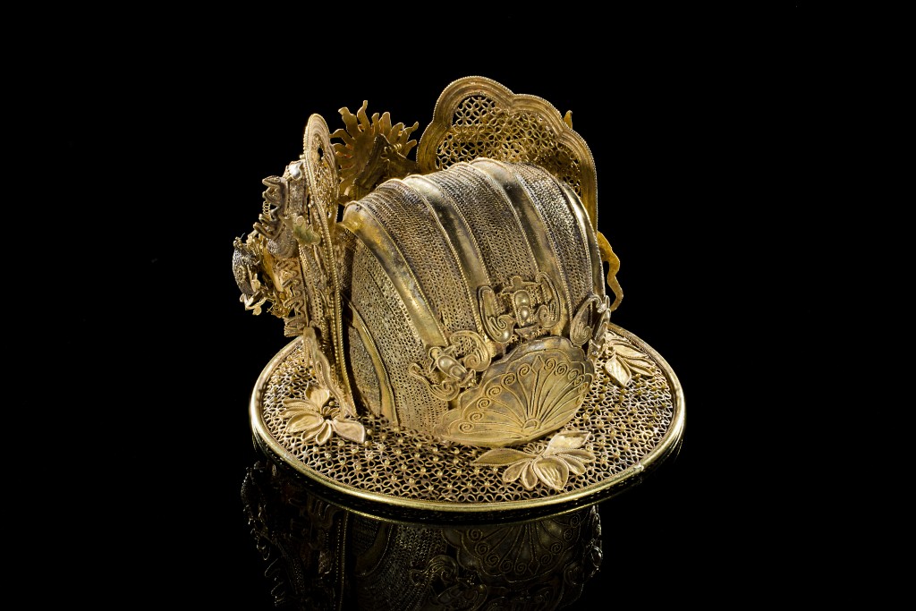 展品「雙龍戲珠紋樑冠」。香港故宮文化博物館提供圖片