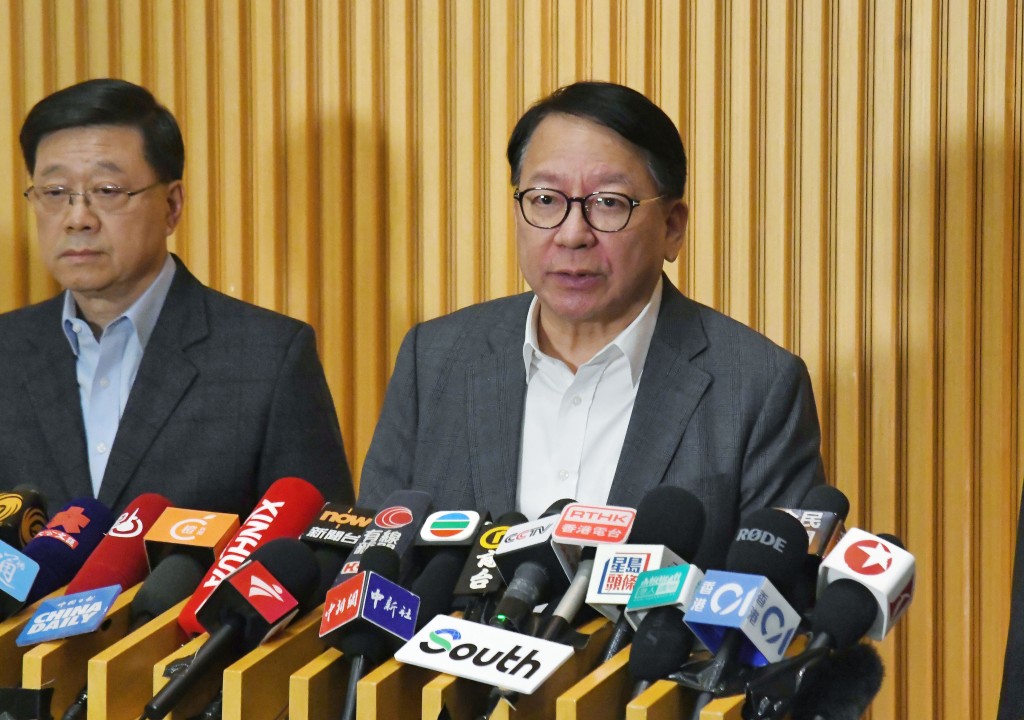 政務司司長陳國基表示，長遠而言商討制訂路線圖，目標在合適的工作環境下，以更具耐燃性的金屬棚架全面取代傳統的竹棚。