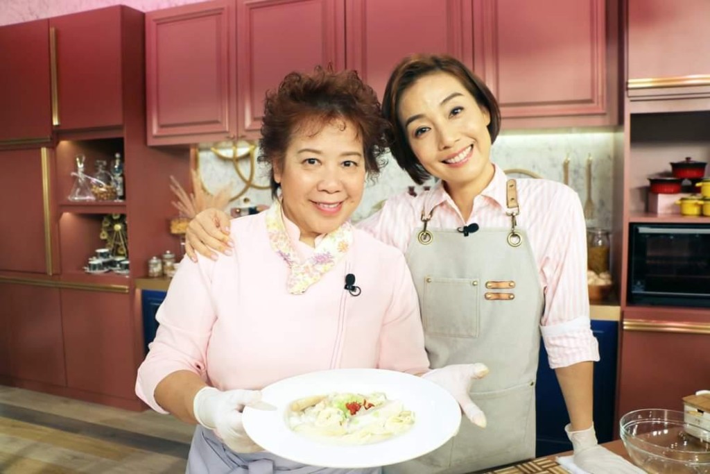 三姐及江美儀曾主持《女人必學100道菜》,在25集內教煮100道菜。