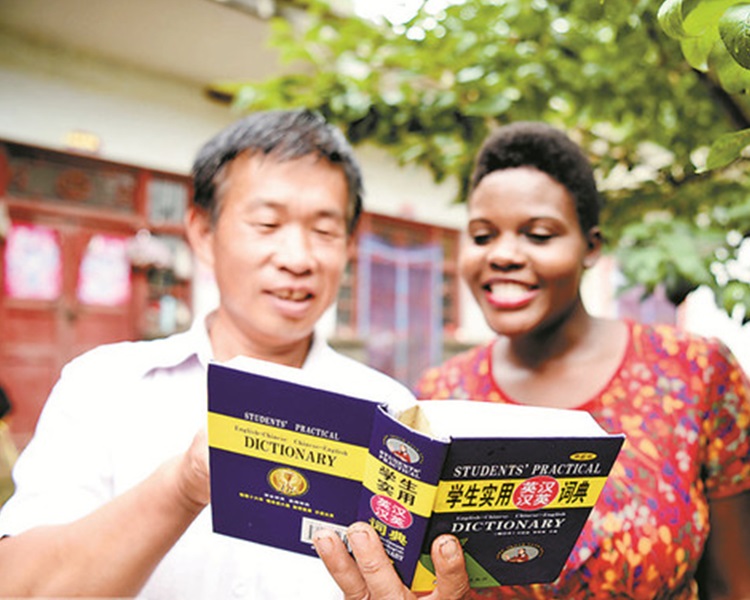 河南中佬與25歲「黑妹」拉埋天窗。網上圖片