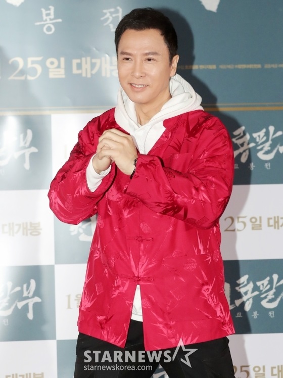 甄子丹早前在首爾建國大學外的戲院為主演的武俠巨作《天龍八部之喬峰傳》出席記者會。  ​