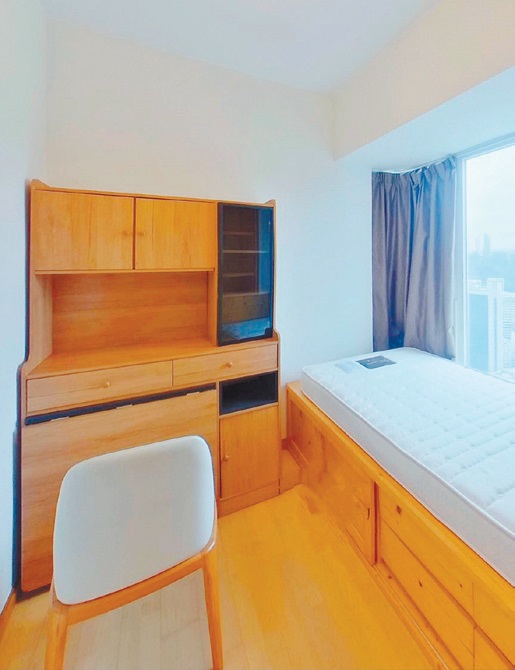 睡房相當寬闊，搭配上日系簡約風家具，令一室予人感覺溫馨。