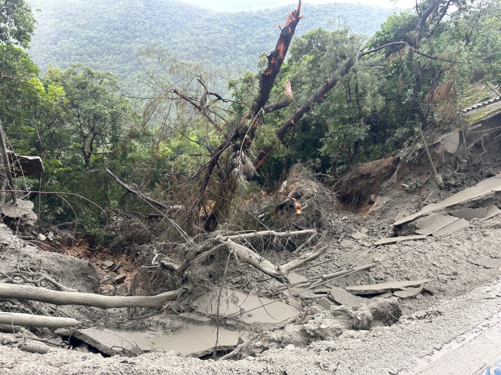 港島南區石澳的道路在世紀暴雨下出現路陷及山泥傾瀉，陸路交通中斷。梁國峰攝