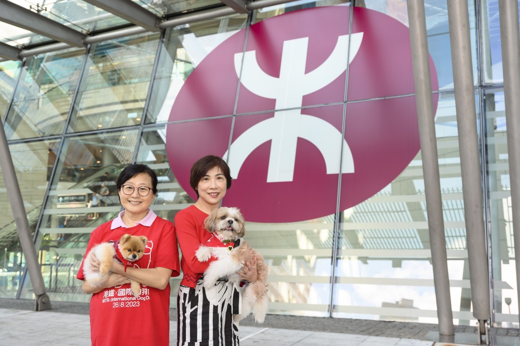港铁公司总经理（市务及客户体验）梁静雯(右)及亚洲动物基金狗医生项目经理邱玛瑜(左)。