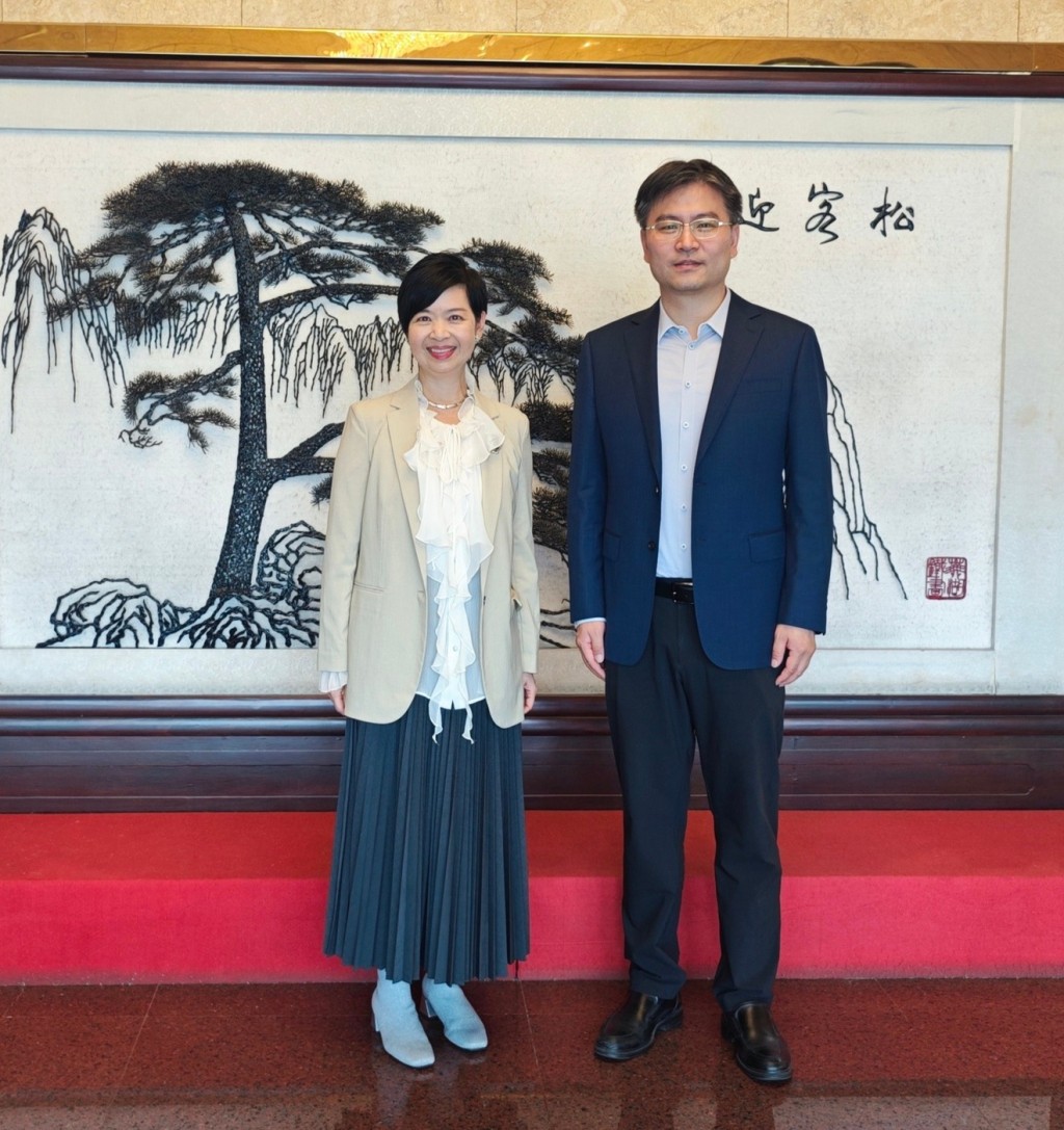 何永賢(左)與國務院國有資產監督管理委員會國際合作局副局長謝暉(右)會面。 何永賢(左)與國務院國有資產監督管理委員會國際合作局副局長謝暉(右)會面。