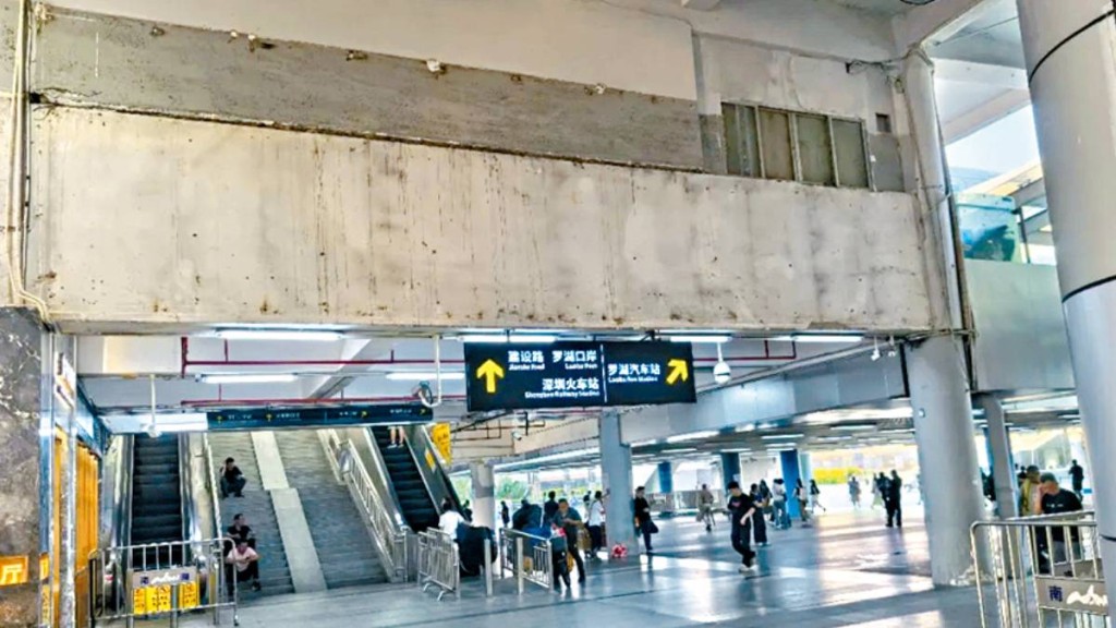 羅湖口岸1號門外，原來的廣告已被移除。