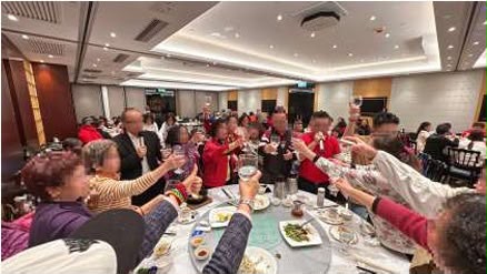 詐騙集團會舉辦大量聯誼活動,例如酒樓聚餐、免費旅行,利用感情攻勢卸下投資者的防備。 詐騙集團會舉辦大量聯誼活動,例如酒樓聚餐、免費旅行,利用感情攻勢卸下投資者的防備。