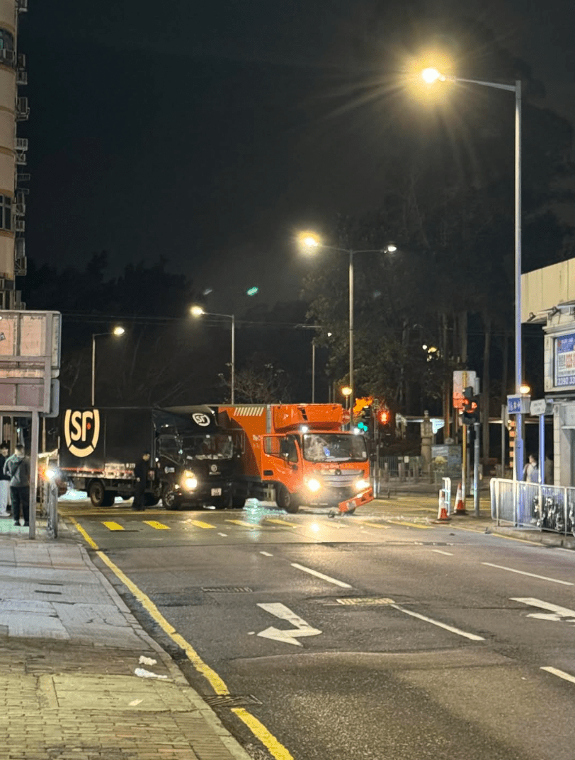 兩輛貨車駛至山市街與吉席街交界「黃格仔」位置時發生碰撞,造成一人受傷。fb@西環變幻時 兩輛貨車駛至山市街與吉席街交界「黃格仔」位置時發生碰撞,造成一人受傷。fb@西環變幻時