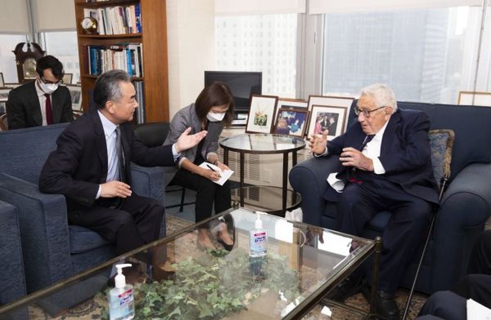 王毅在紐約會見美國前國務卿基辛格，談中美關係。網圖