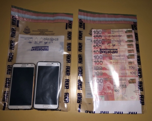 警方在被捕女子的手提電話上發現非法投注紀錄。 警方圖片