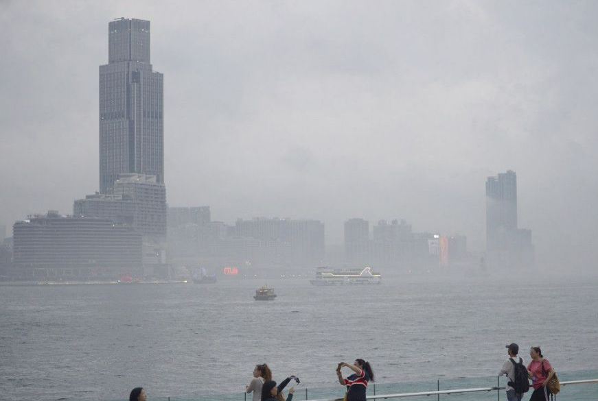 本港地區大致多雲，間中有驟雨。