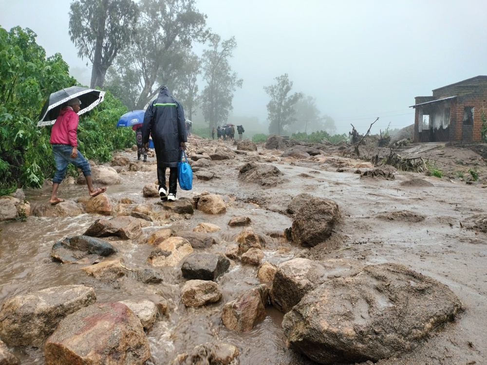 熱帶氣旋「弗萊迪」於3月吹襲馬拉維南部地區，奇拉祖盧（Chiradzulu）是其中一個受災最嚴重的地區，居民要涉水而行。© MSF/Yvonne Schmiedel