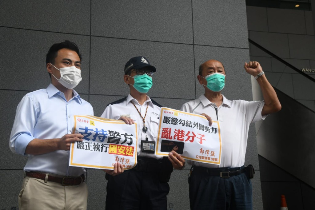 工聯會兩名代表到灣仔警察總部遞交信件,支持警方嚴正執行港區國安法。