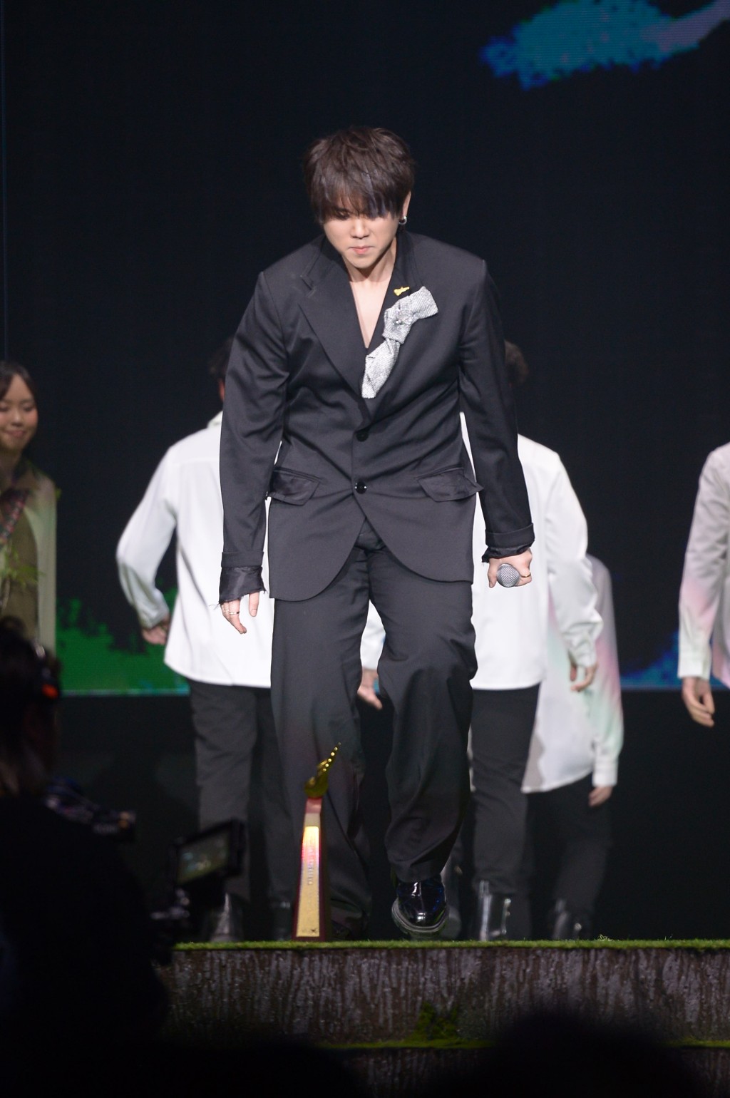 姜濤以個人身份上台領獎及表演。