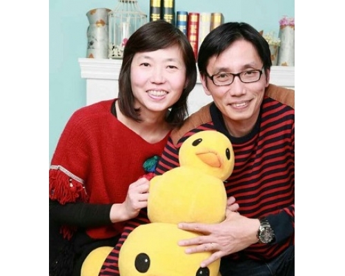 50歲男病人單志華(右)急需換肝續命。旁為其太太。受訪者提供
