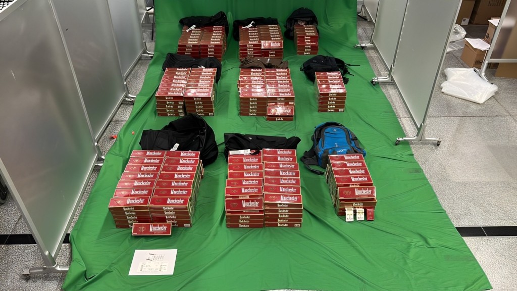 去年11月26日海關從3名旅客截獲的私煙。海關圖片