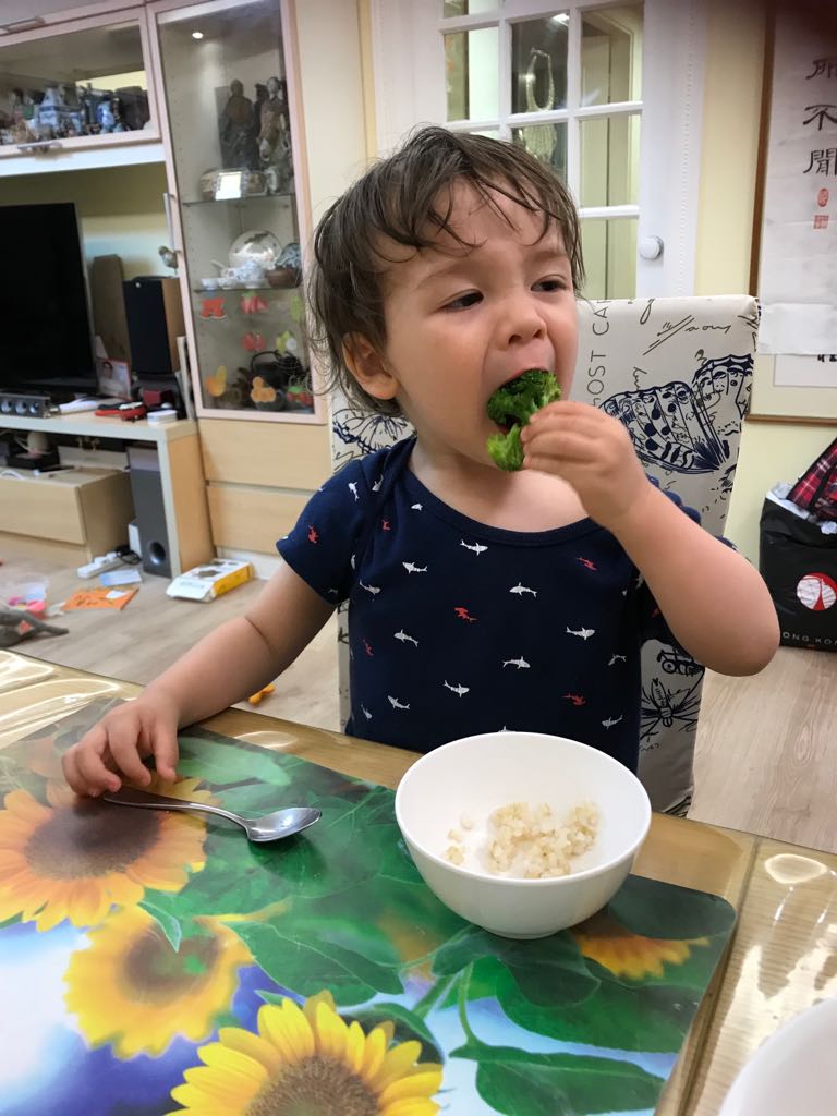 外孫都喜歡吃蔬菜，梁醫生十分開心。 受訪者提供
