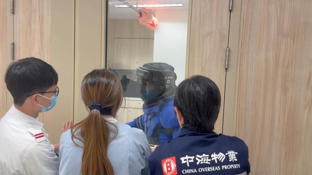 演習模擬應對一名有暴力傾向的精神紊亂人士。FB:香港警察 演習模擬應對一名有暴力傾向的精神紊亂人士。FB:香港警察