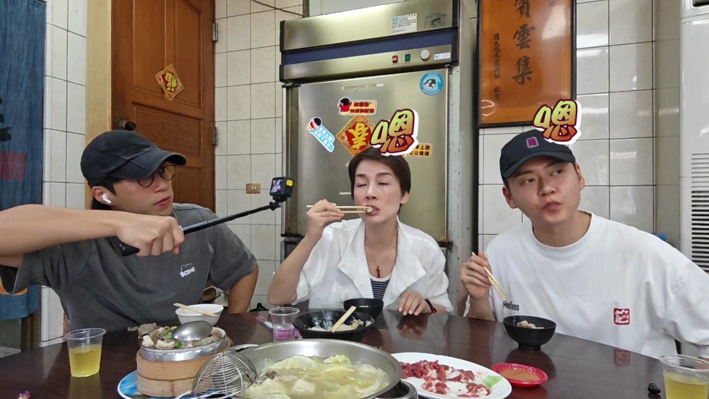 三位主持在極限挑戰前圍爐而坐,展現出高度的敬業精神與默契。 三位主持在極限挑戰前圍爐而坐,展現出高度的敬業精神與默契。