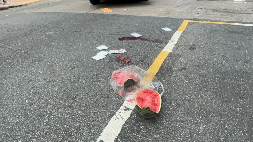 地上遺下血迹和西瓜。 地上遺下血迹和西瓜。