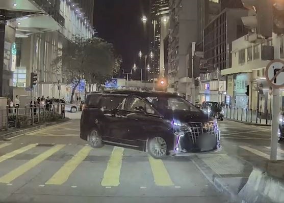 七人車順勢鏟上安全島。fb車cam L（香港群組）Arthur Chan