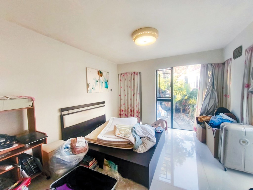 元朗鰲磡103號全幢村屋減價80萬，最新開拍價820萬。