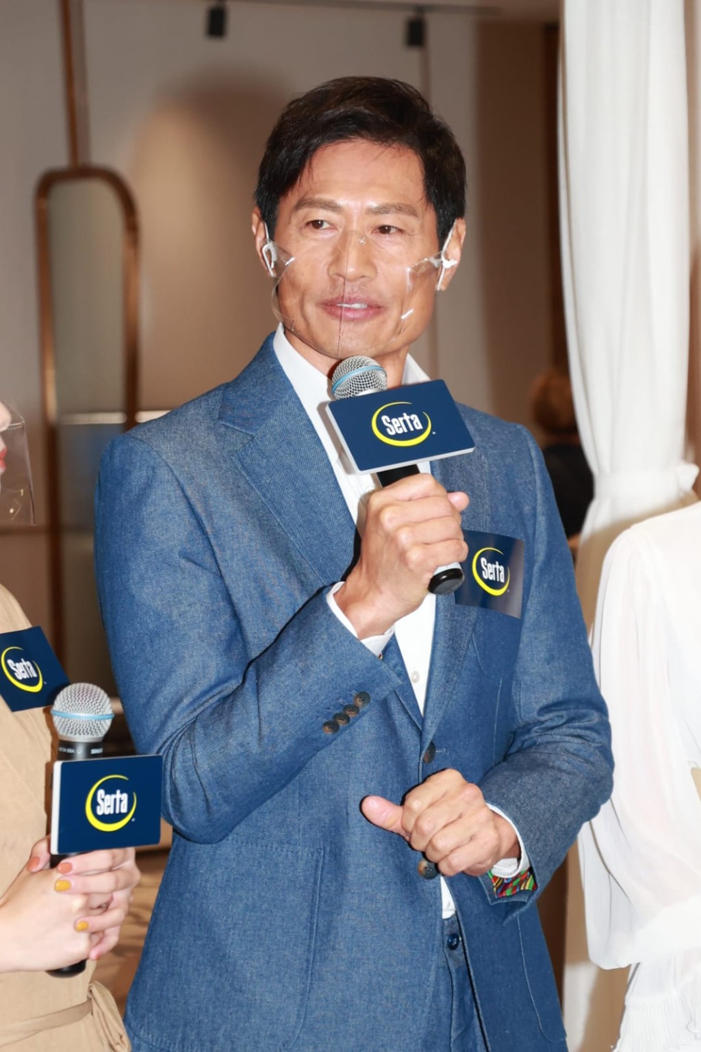 德斌自信唱歌麻麻,所以只能唱合照歌。