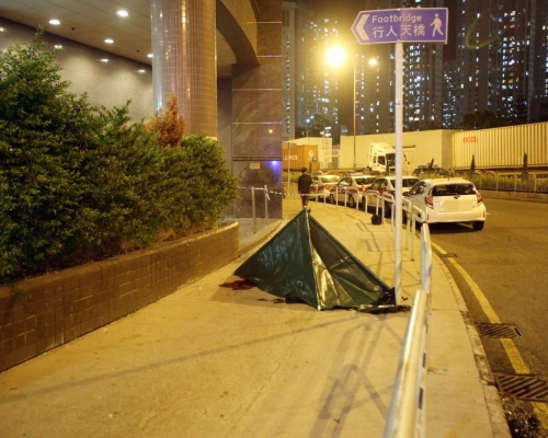 警方封鎖現場,以帳篷遮蓋事主遺體。