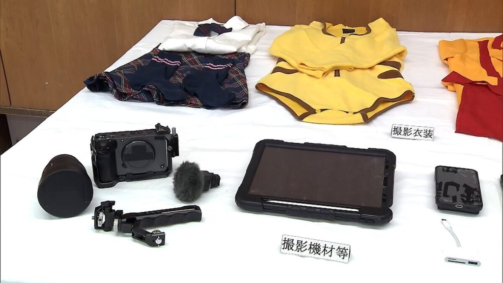 警方展示搜获的涉案器材及衣物。 X