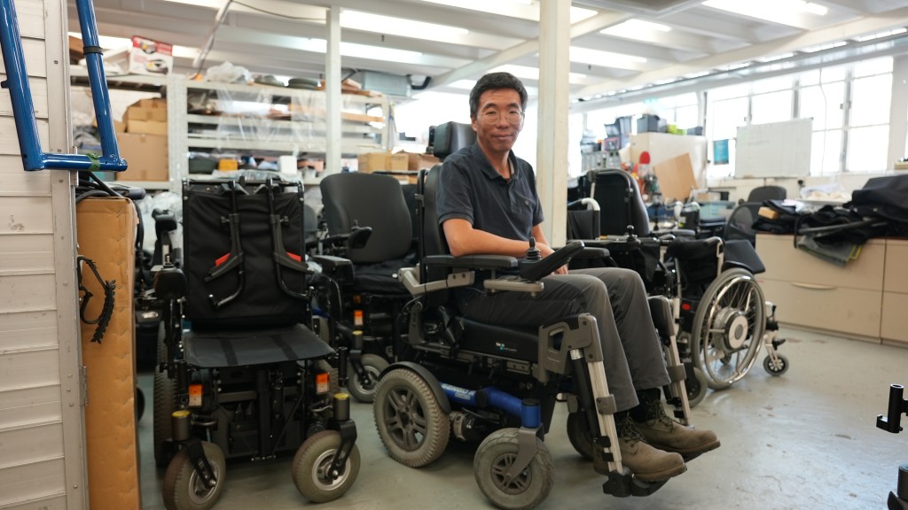阿信試過坐着輪椅在街上行走，了解病人使用時會遇到的困難。