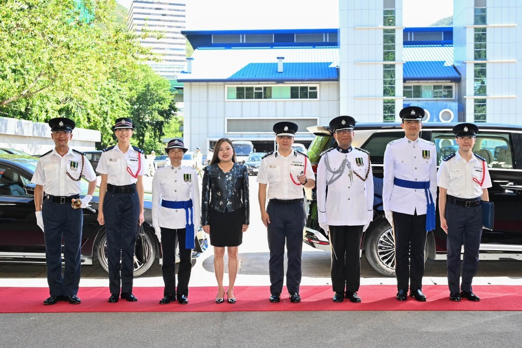文化體育及旅遊局局長羅淑佩今日擔任香港警察學院結業會操的檢閱官。 文化體育及旅遊局局長羅淑佩今日擔任香港警察學院結業會操的檢閱官。