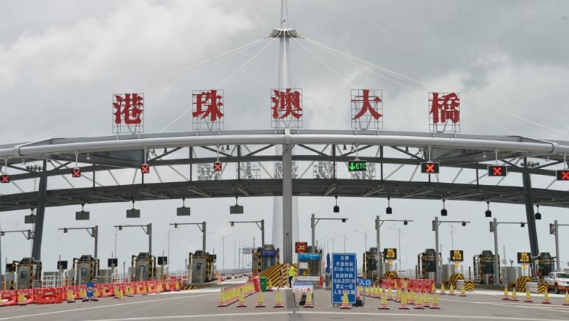 港珠澳大橋主橋會於今晚11時至明日早上8時臨時封閉,具體重開時間會視實颱風實際情況而定。 港珠澳大橋主橋會於今晚11時至明日早上8時臨時封閉,具體重開時間會視實颱風實際情況而定。
