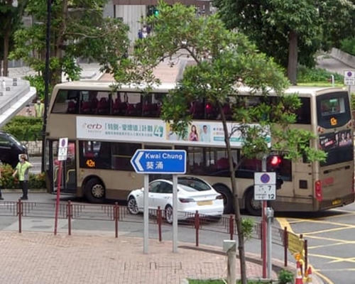 荃灣荃新天地對出一輛私家車與巴士相撞。香港突發事故報料區相片
