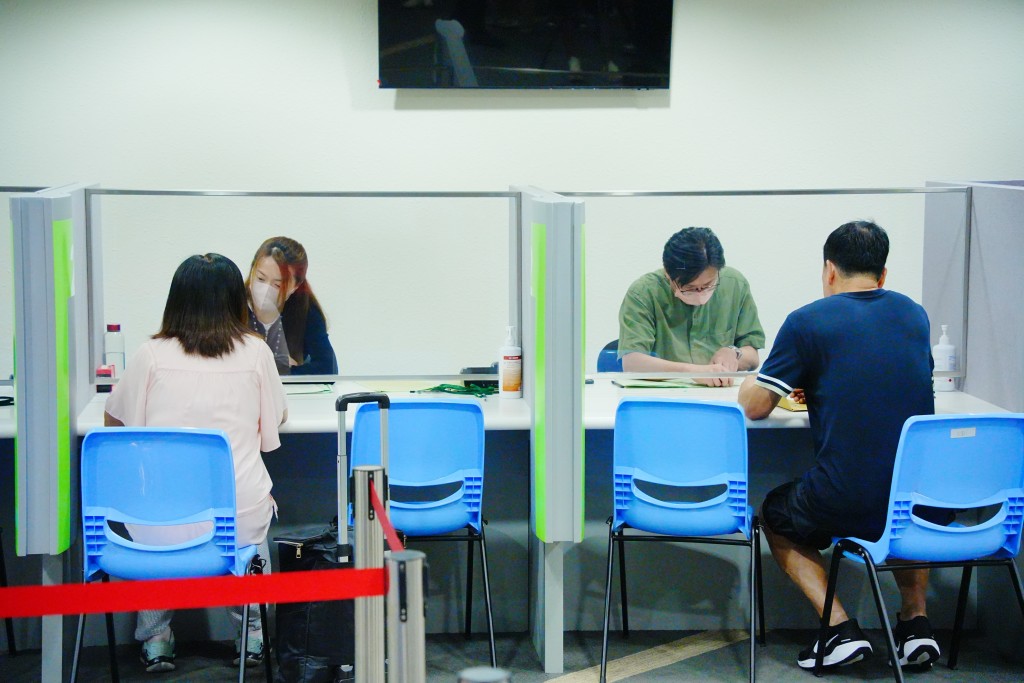 早上陸續有市民到觀塘房委會綠置居銷售小組辦事處諮詢。汪旭峰攝 早上陸續有市民到觀塘房委會綠置居銷售小組辦事處諮詢。汪旭峰攝