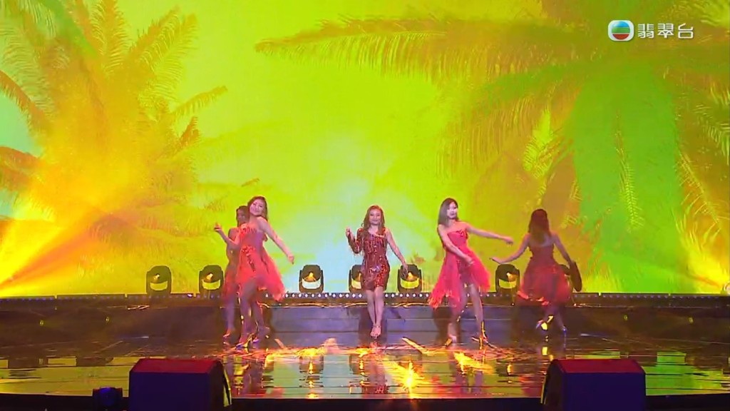 快歌環節李佳選唱了《熱情的沙漠》，更特意排舞晒舞技。