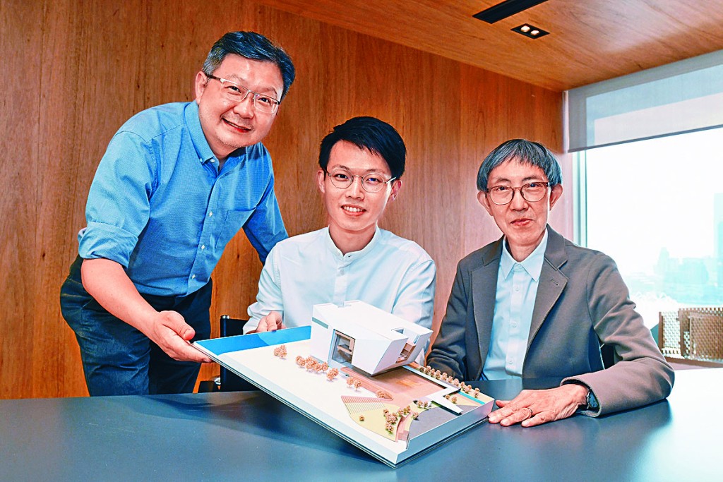 (左起)嚴迅奇建築師事務所有限公司董事解端泰、朱榮臻、嚴迅奇博士。