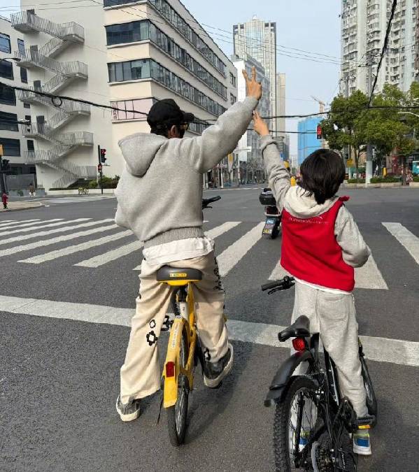 黄晓明晒父子骑行照遭网友「检举」后,急急道歉兼自首。微博 黄晓明晒父子骑行照遭网友「检举」后,急急道歉兼自首。微博