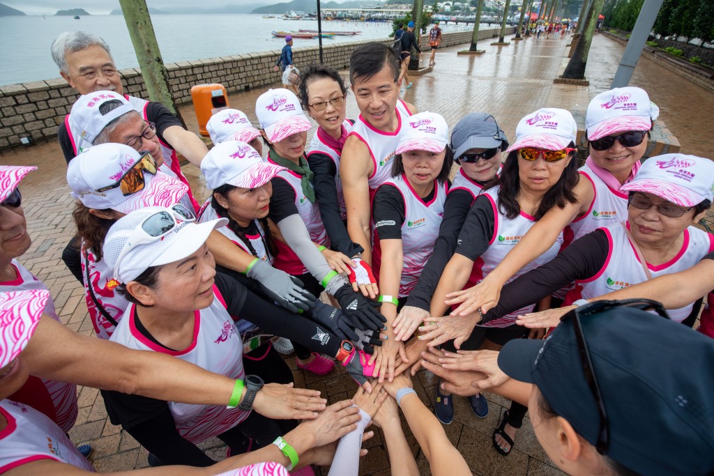香港首支由乳癌康復者組成的龍舟隊伍「香港乳龍」今年將角逐賽事的混合錦標賽及扮嘢大賽。旅發局提供