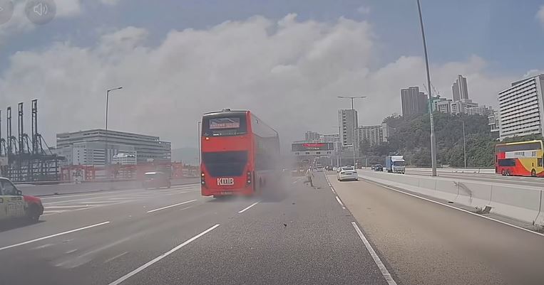 兩車相撞後冒煙，一名著反光衣男子由路中走出。fb 車cam L（香港群組）  