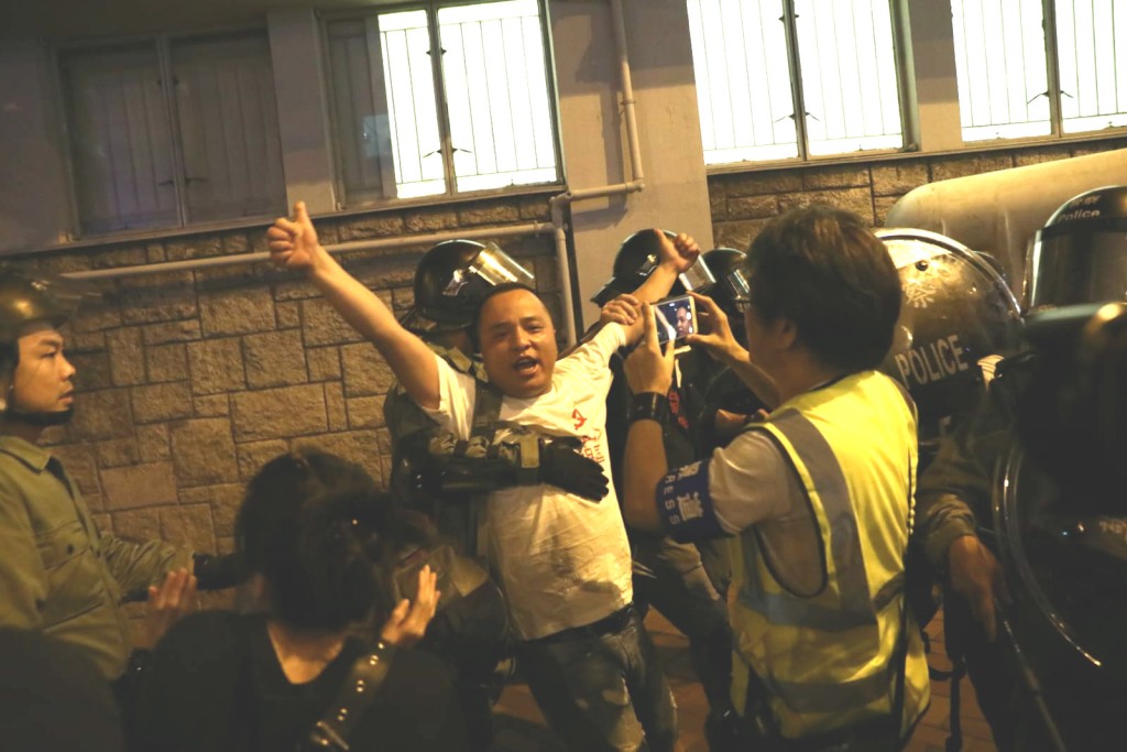 2名男子被帶返警署