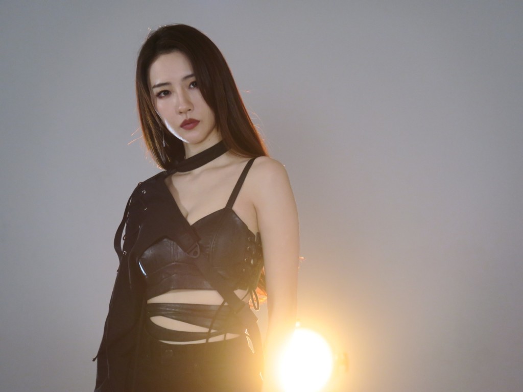 Hana以性感黑戰士Look大晒事業線。