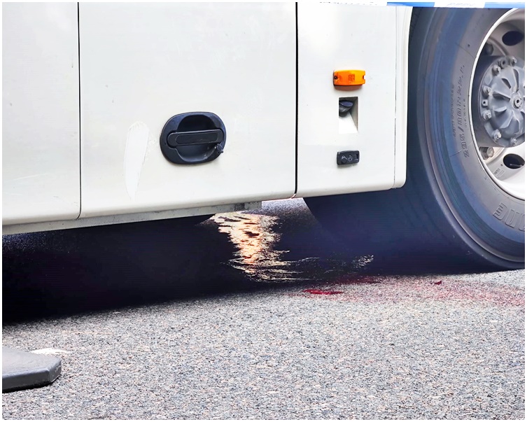 旅遊巴車底遺下一灘血跡。