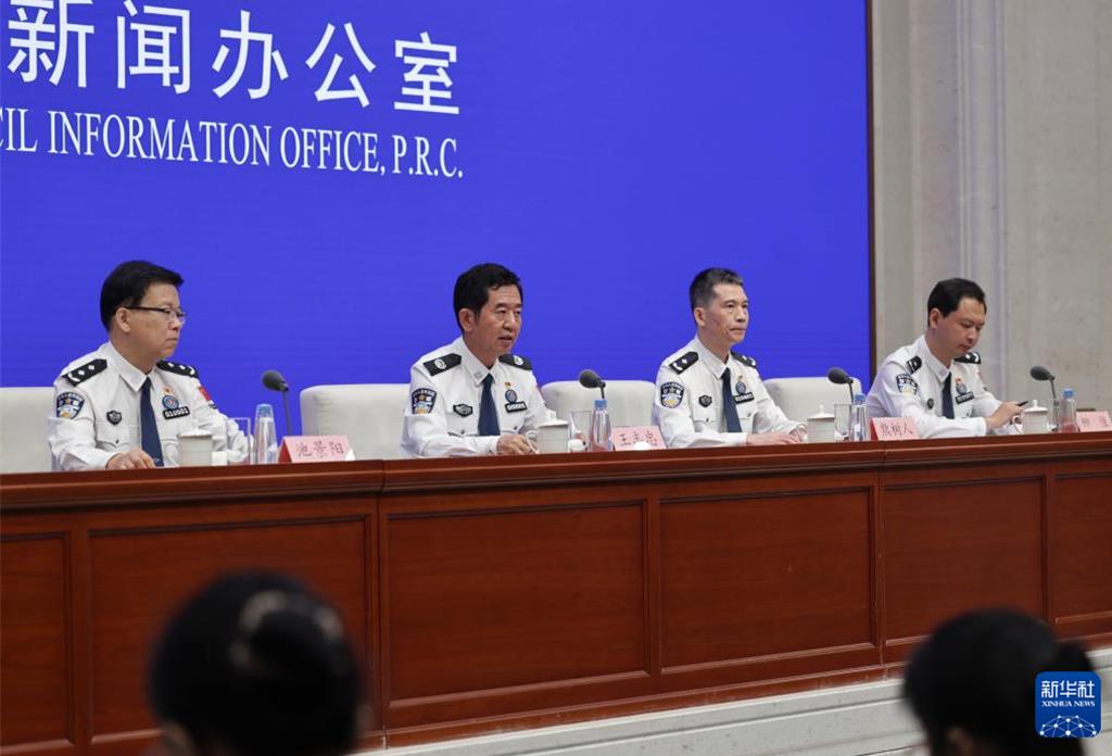 公安部副部長王志忠(左2)表示，中國護照獲免簽證的國家或地區已增加至超過90個。新華社