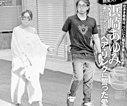 ■早前已有傳步姐撻着荒木駿平，近日傳媒終拍到二人拖手。