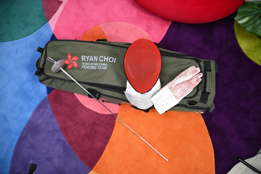 Ryan的裝備,包括劍袋、面罩、手套,當然不少得他的劍。星島資料圖片 Ryan的裝備,包括劍袋、面罩、手套,當然不少得他的劍。星島資料圖片