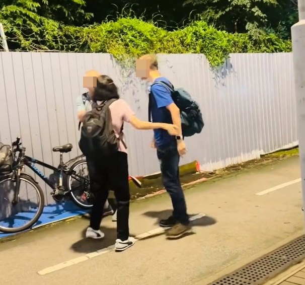 •藍衣高個子怒問母親:做咩X嘢呀?facebook截圖 •藍衣高個子怒問母親:做咩X嘢呀?facebook截圖